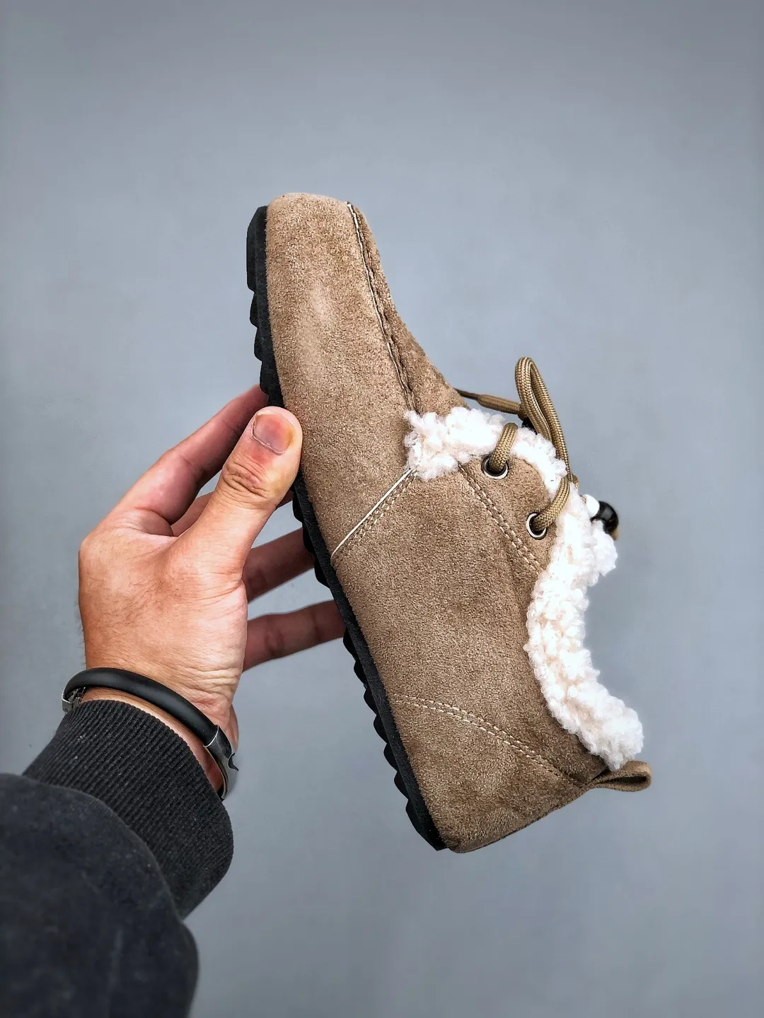 💰260 supports store Z UGG2025ss official website latest hanni thick sole, I love it so much, and it is very light and easy to wear. When paired with socks, it has a super sweet girly feel. Dopamine color, full of vitality, really super girl ~ fall in love at a glance, original upper material, original outsole, soft and comfortable on the feet, versatile, long legs in seconds, a must-have summer item Code number: 35-40